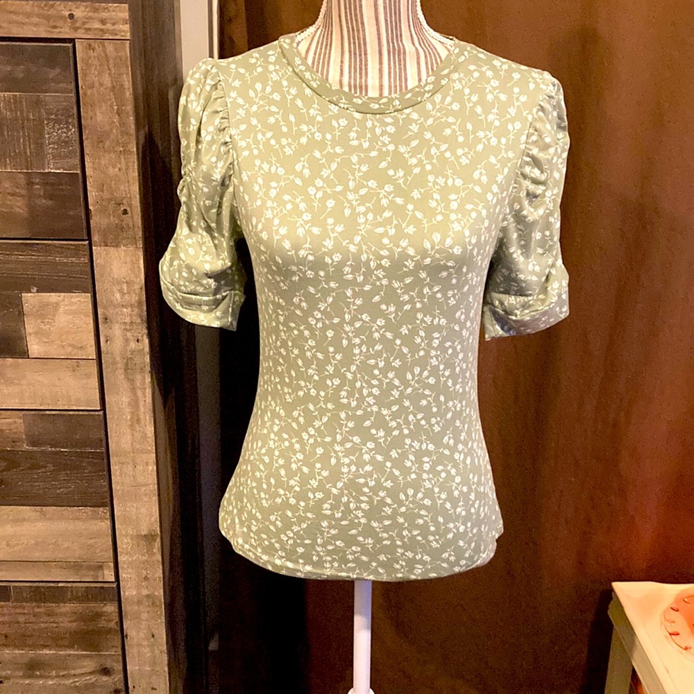 Boutique Light Green Floral Top-W/Ruffled Detailed Sleeves-SO SOFT ! Size (M)